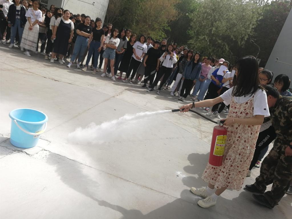 女生宿舍舍长实地操作使用干粉式灭火器
