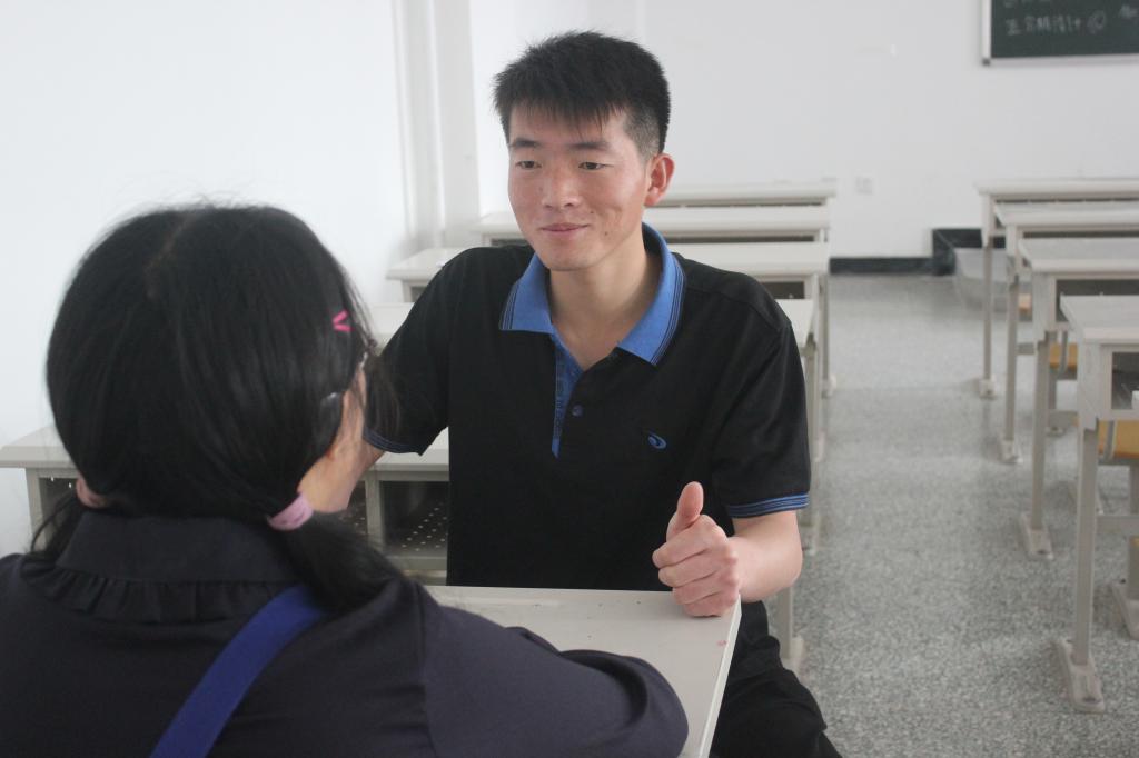 正在接受采访的善刚同学
