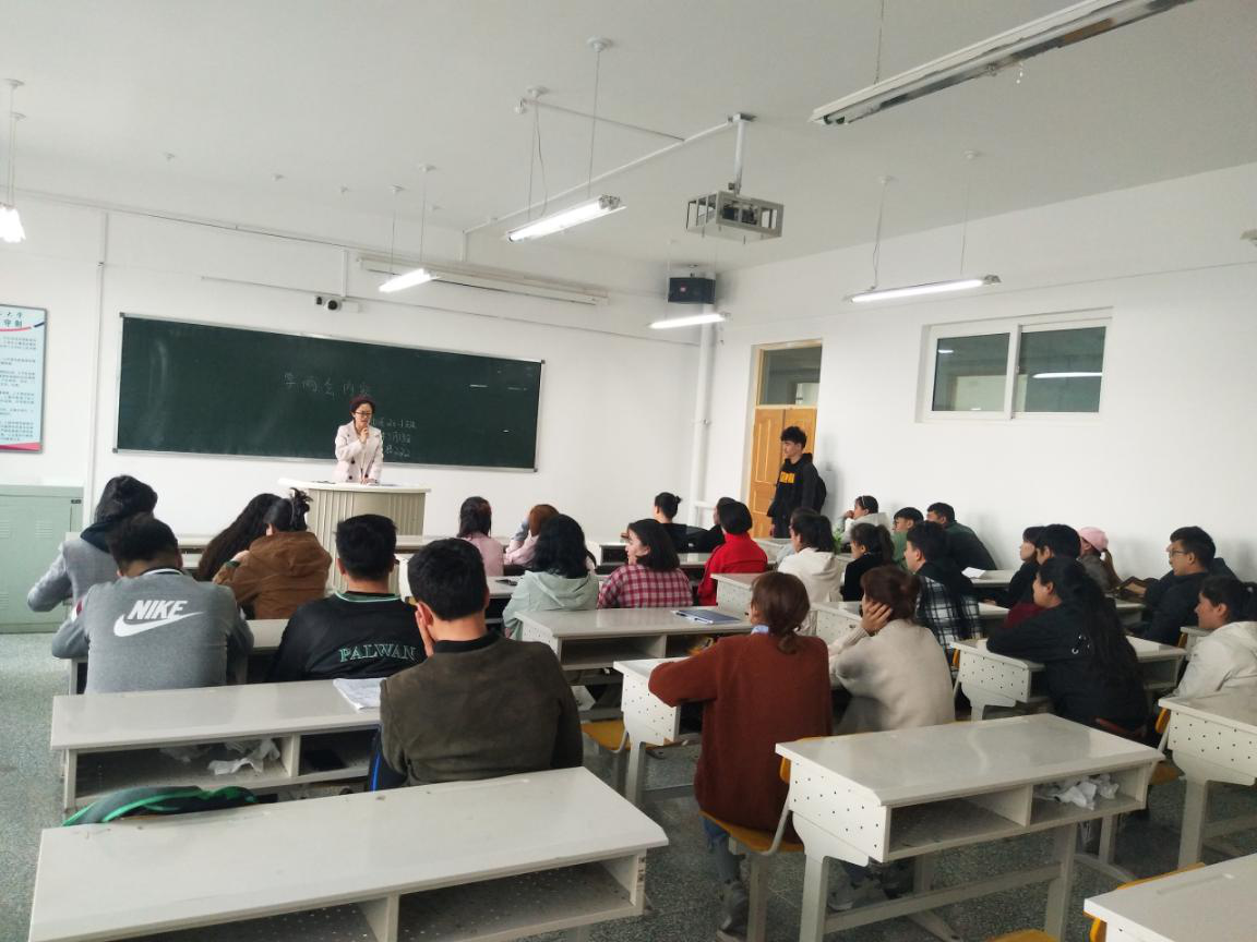 班主任在带领学习“两会”内容