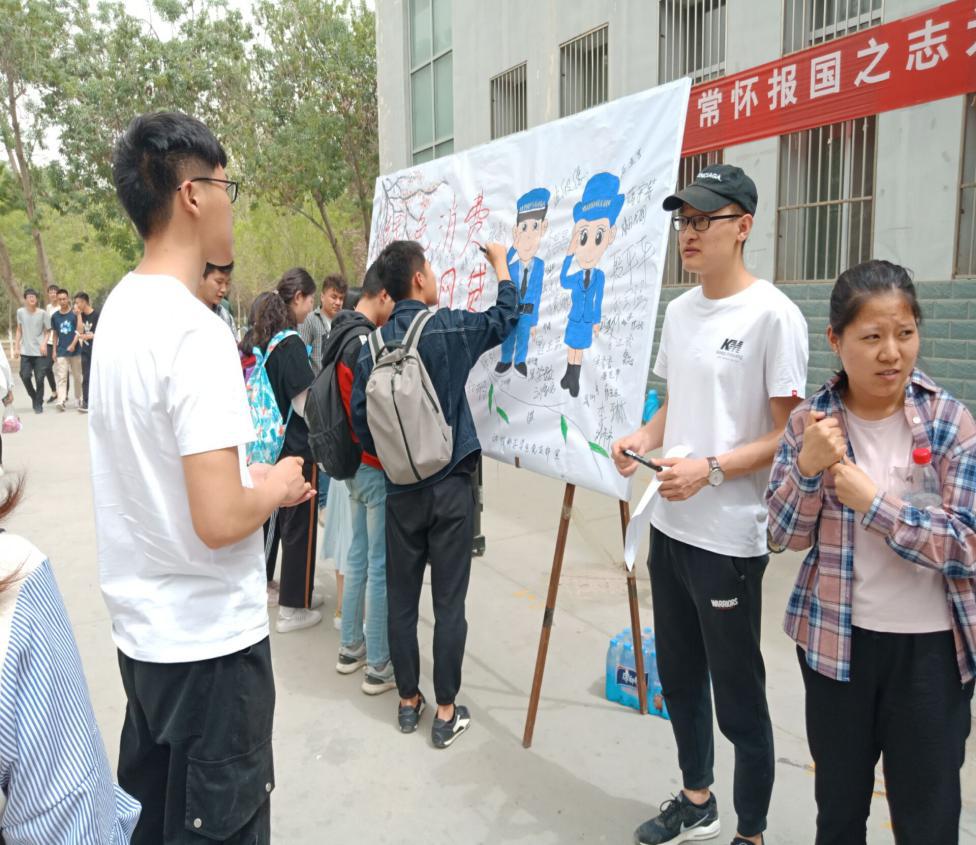 活动开始时,我们作为此次活动的承办者,支部各成员积极地在展板上签下自己的名字。那坚定的落笔仿佛在书写自己绿色消费,拒绝网贷的生活观。