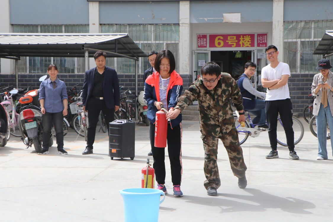 消防安全讲解嘉宾指导员工现场使用干粉式灭火器