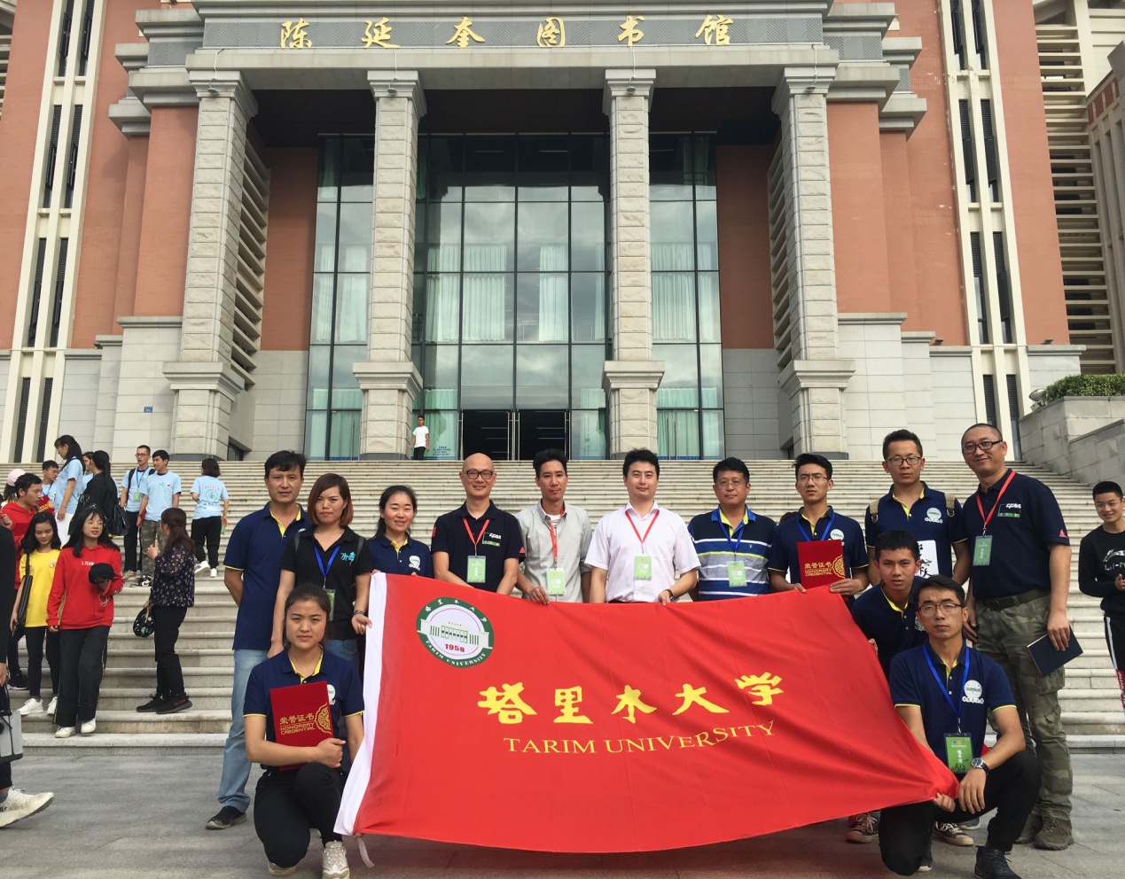 太阳成集团参赛队员与大赛评审专家合影
