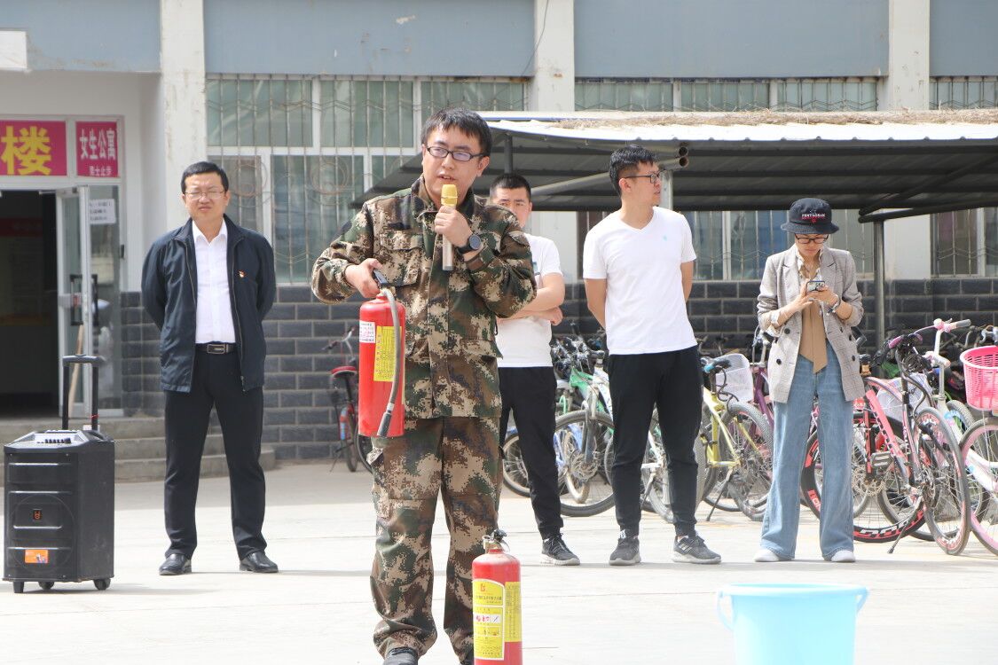 消防安全讲解嘉宾对干粉式灭火器的使用进行讲解